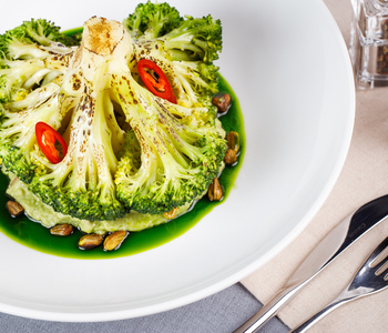Broccoli copt cu guacamole și praline din fistic